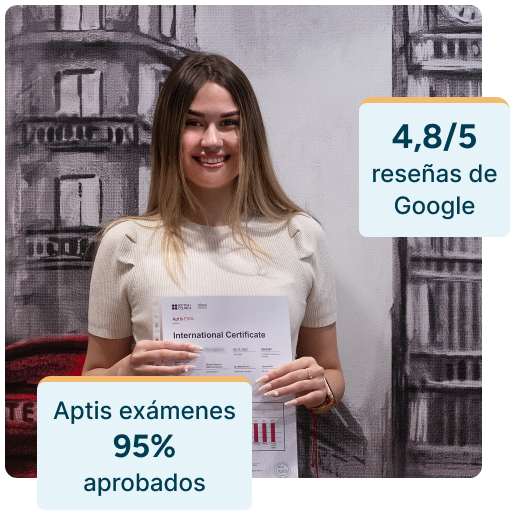 Estudiante sonriendo en las instalaciones modernas de la academia en Gran Vía 50, mirando a cámara con su certificado de aprobado del examen Aptis; se muestran textos destacando una valoración de 4,8 sobre 5 en Google Reviews y una tasa de aprobado del 95 %