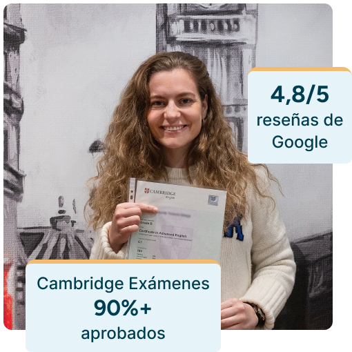 Estudiante sonriente en las modernas instalaciones de nuestra academia de inglés en Madrid, mirando a cámara y sosteniendo su certificado que demuestra haber aprobado el examen Cambridge. Dos gráficos muestran que la academia tiene una valoración de 4,8 sobre 5 en Google Reviews y que el 90% de los estudiantes aprueban el examen Cambridge.