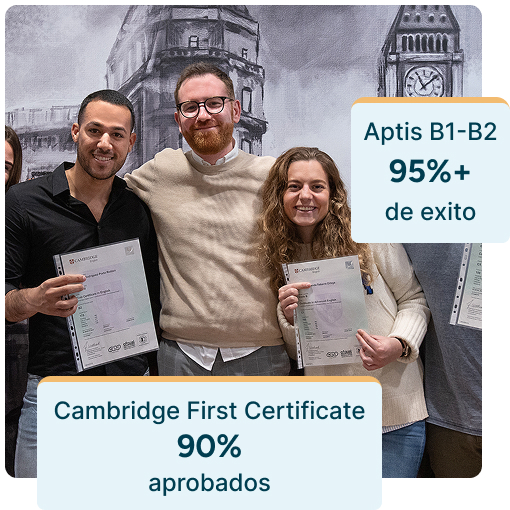 Dos alumnos felices posan con su profesor nativo sonriente tras conseguir alcanzar los títulos de Cambridge y Aptis gracias a nuestros cursos en la academia de inglés Cambridge Madrid.