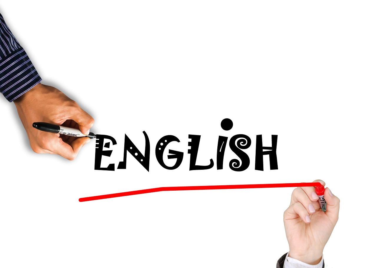 imagen de unas manos escribiendo la palabra ENGLISH sobre una superficie blanca