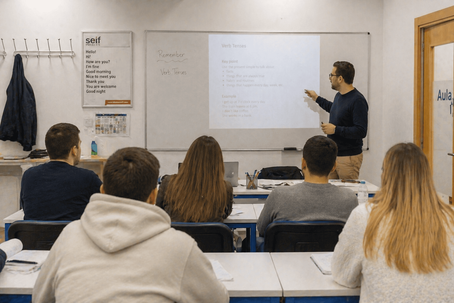 Alumnos preparando un examen oficial de inglés