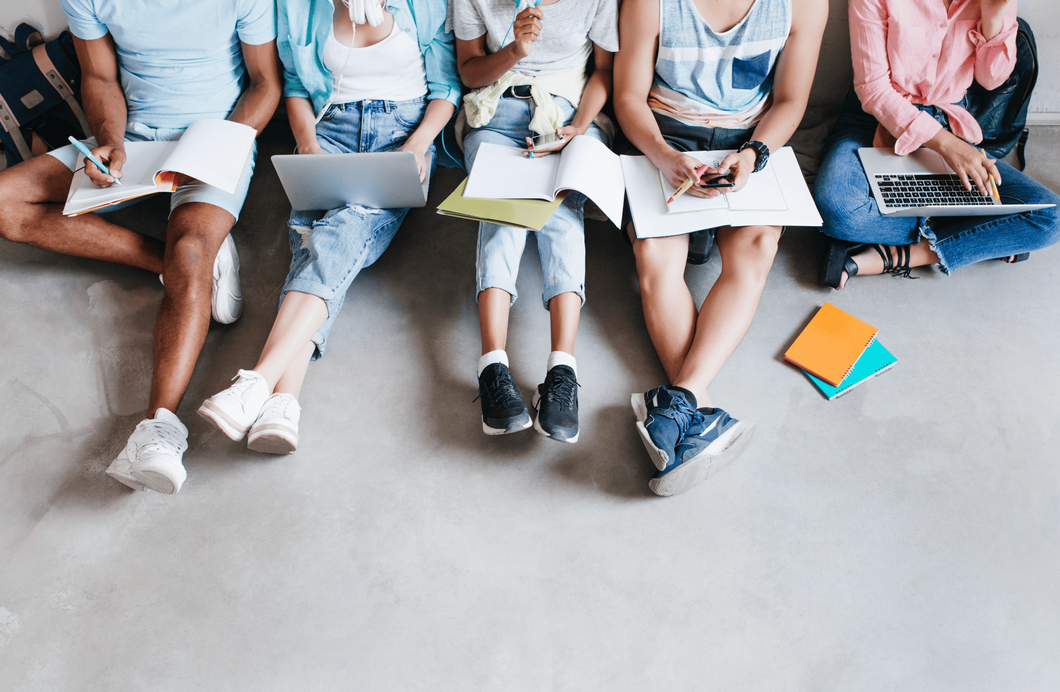 Jovenes compaginando sus estudios con un curso intensivo de inglés