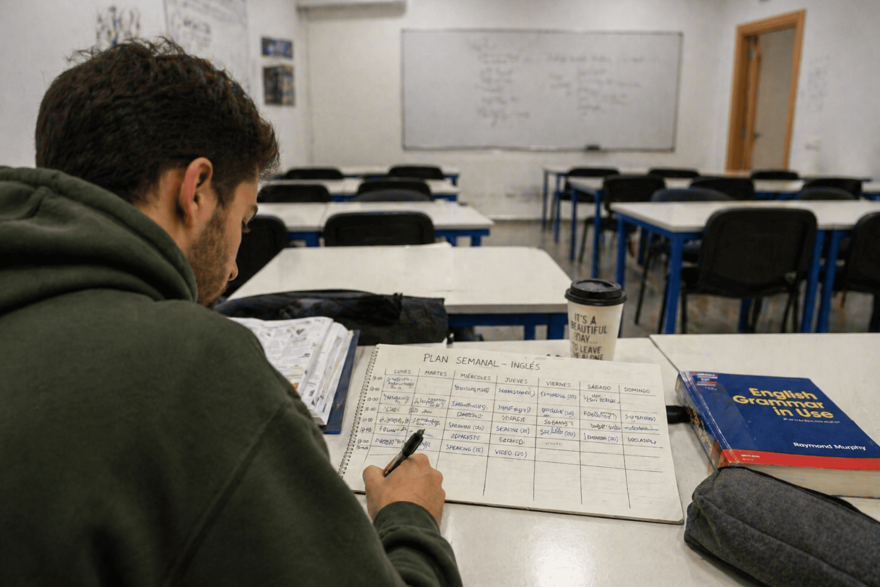 Persona planificando su rutina semanal para mejorar su nivel de inglés