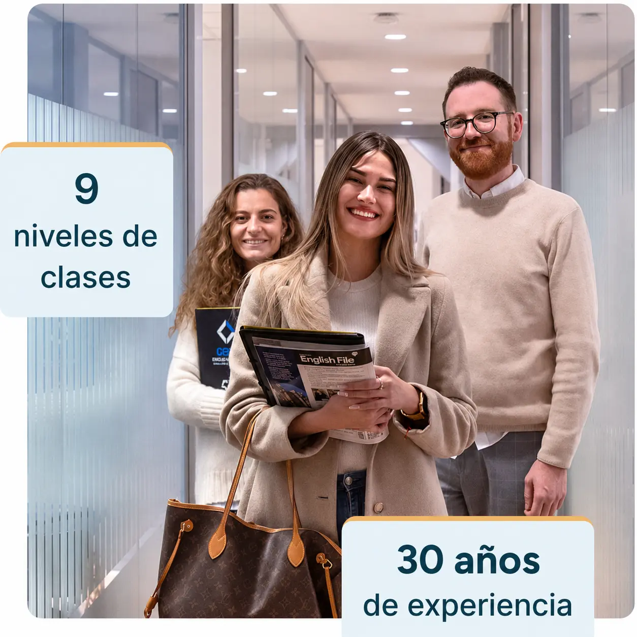 alumnas con profesor saliendo de cursos de inglés los sábados en Seif